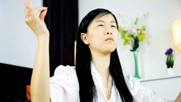 Mujer asiática meditando con yoga — Vídeo de stock