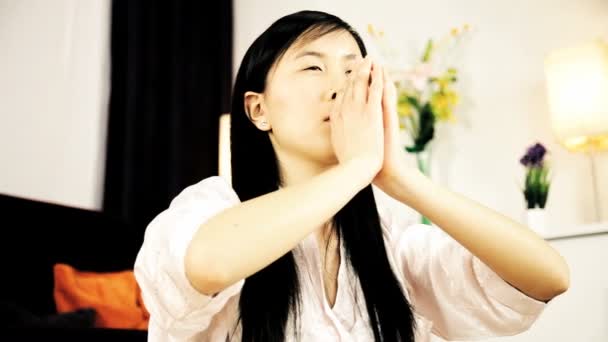 Yogayla meditasyon yapan Asyalı kadın — Stok video