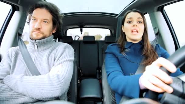 Couple conduisant en voiture — Video