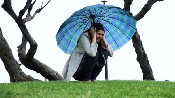 Frau mit Regenschirm verängstigt
