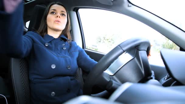 Mujer abrochando el cinturón de seguridad del coche — Vídeo de stock