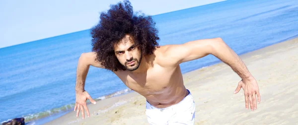 Cool dancer posing in front of the ocean — Stock Photo, Image