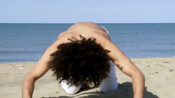 Fit homme tombant sur le sable — Video