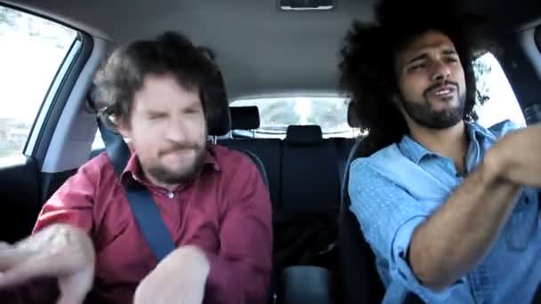 Zwei Freunde singen und tanzen im Auto — Stockvideo