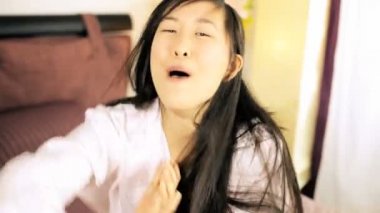 sevimli genç Asyalı kadın yatakta