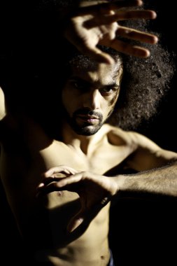 yakışıklı adam karanlıkta poz