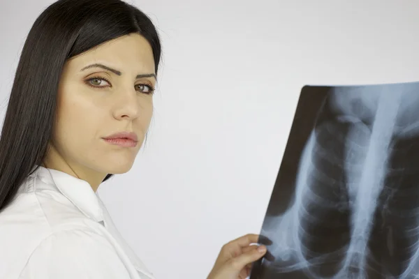 Allvarligt orolig läkare med xray — Stockfoto