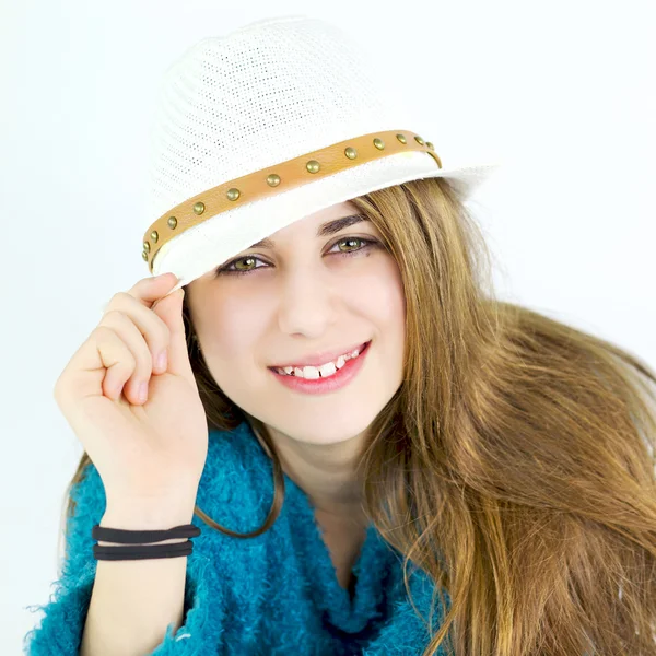 Feliz lindo hembra adolescente sonriendo con sombrero —  Fotos de Stock