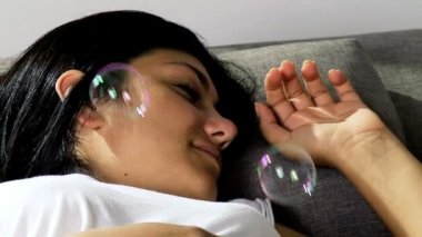 kanepede uyuyan genç kadın