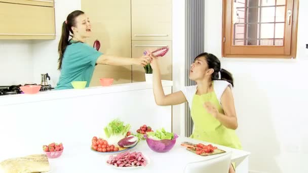 Dos mujeres preparando un almuerzo saludable — Vídeos de Stock