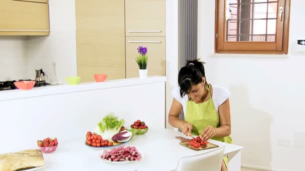 Dos mujeres preparando un almuerzo saludable — Vídeos de Stock