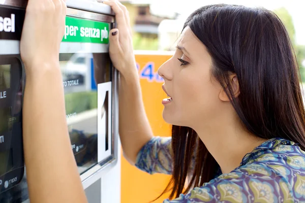 Não acredito quanto custa a gasolina. — Fotografia de Stock