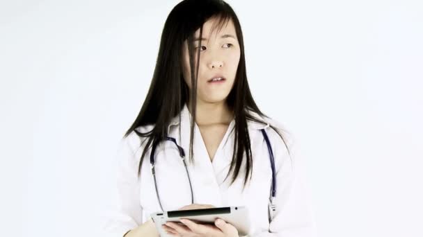 Enfermera con tableta digital — Vídeos de Stock