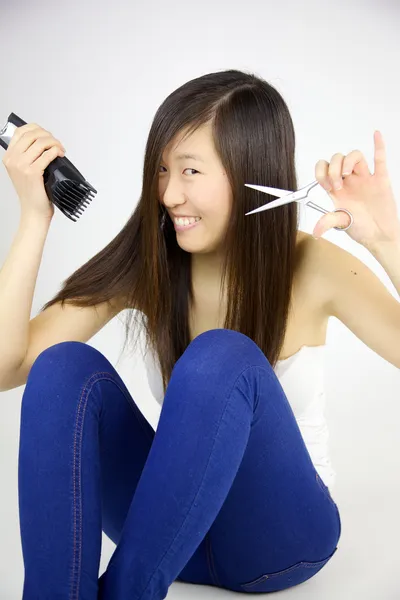 Asiatisk kvinna glad över kommer att klippa långt hår — Stockfoto