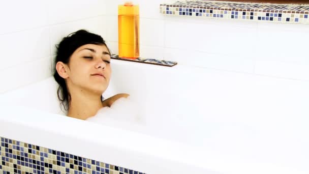 Femme appréciant le bain avec mousse — Video