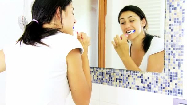 Girl washing teeth — Stock Video