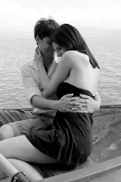 Black and white portrait of happy couple on a boat in love — Stock Photo, Image