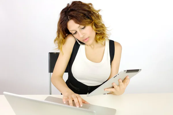 Secretario de trabajo en el escritorio con teléfono tableta y PC — Foto de Stock