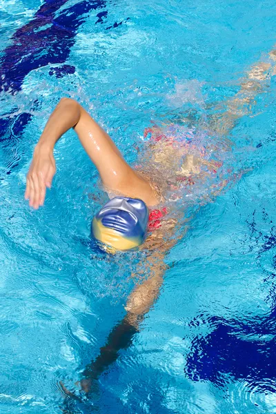 Femme nageant avec la tête sous l'eau — Photo