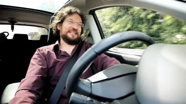 Ευτυχισμένος άνθρωπος που οδηγεί αυτοκίνητο — Αρχείο Βίντεο