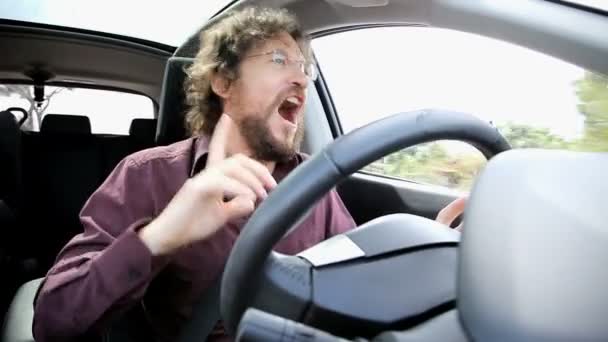 Бізнесмен танцює під час водіння автомобіля — стокове відео