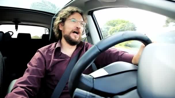 Mann weint beim Singen und Autofahren — Stockvideo