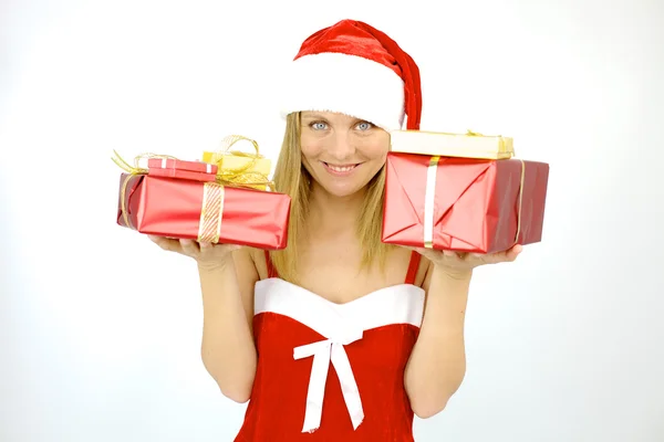 Glad kvinnlig jultomte med julklapp — Stockfoto