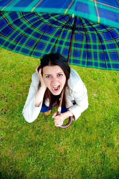 Mujer con paraguas asustada por la tormenta que viene — Foto de Stock