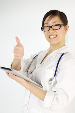 tablet ile mutlu Asyalı kadın doktor başparmak yukarı
