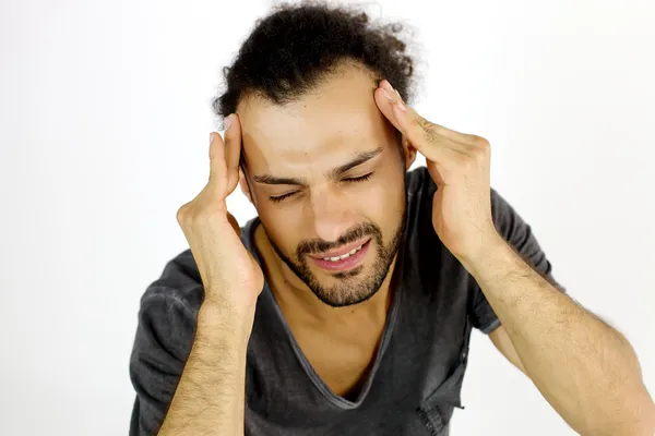 Hombre con dolor de cabeza muy fuerte sufrimiento —  Fotos de Stock