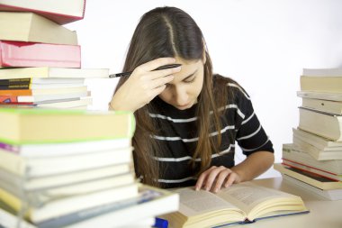 ciddi kız okuyan pek çok kitap tarafından çevrili