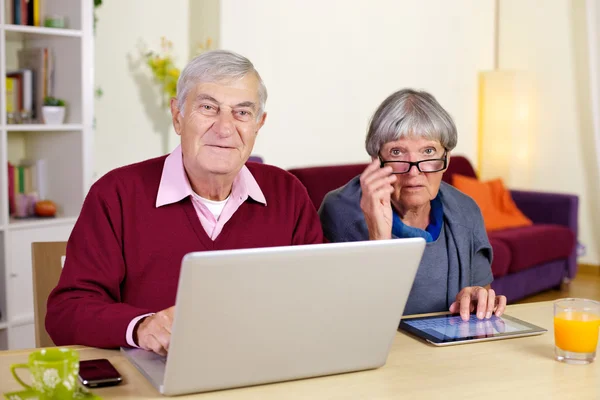 Maturo coppia anziana sorridente con la tecnologia — Foto Stock