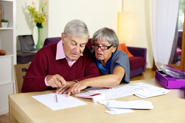 Senior koppel in de problemen berekening van rekeningen en belastingen — Stockfoto