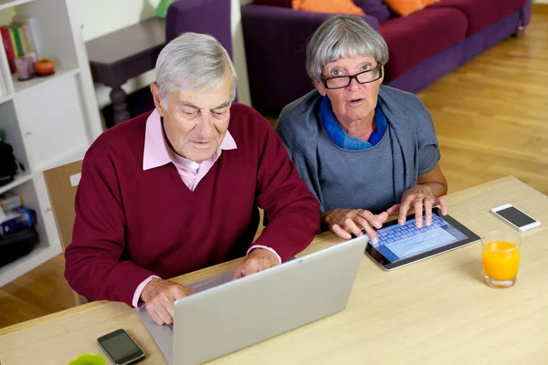 Senior koppel hou van technologie — Stockfoto