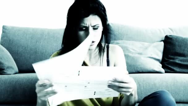 Mujer en casa lidiando con impuestos — Vídeo de stock