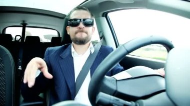 iş adamı sürüş araba