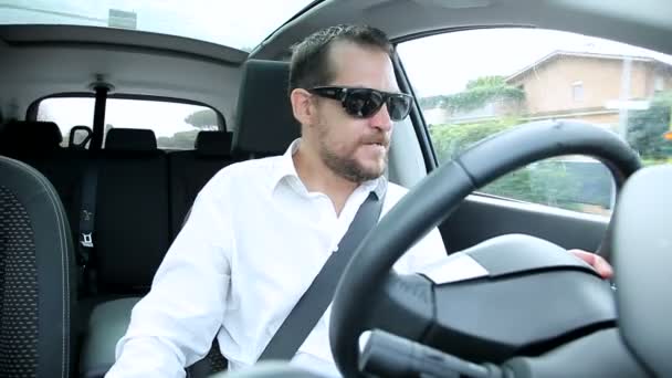 Muž užívání drog během jízdy — Stock video