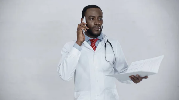 Médecin Afro Américain Manteau Blanc Parlant Sur Téléphone Portable Tout — Photo