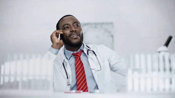 아프리카 미국인 의사가 스마트폰으로 얘기하고 — 스톡 사진