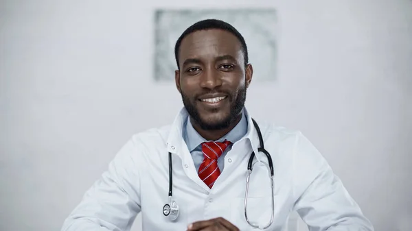 Heureux Médecin Afro Américain Avec Stéthoscope Regardant Caméra — Photo