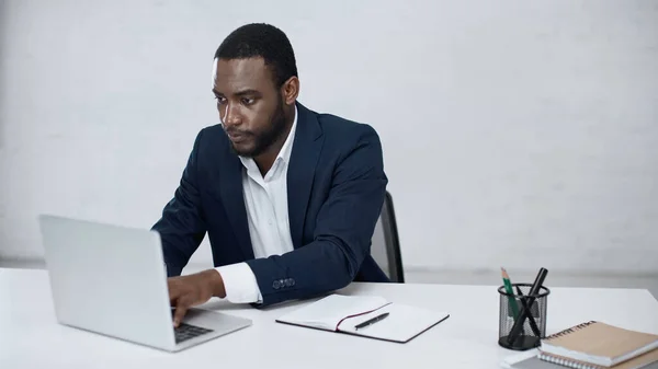 Komoly Afro Amerikai Üzletember Gépelés Laptopon Szürke — Stock Fotó