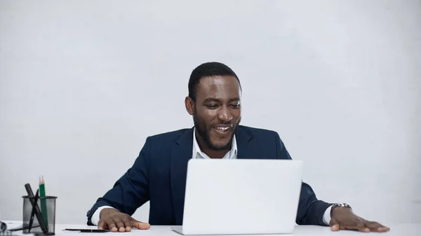 Χαρούμενος Αφροαμερικάνος Επιχειρηματίας Που Χρησιμοποιεί Φορητό Υπολογιστή Απομονωμένο Γκρι — Φωτογραφία Αρχείου