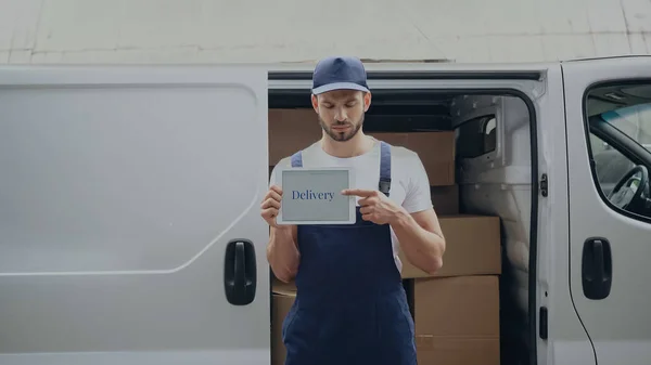 Entrega Homem Uniforme Apontando Para Tablet Digital Com Letras Perto — Fotografia de Stock