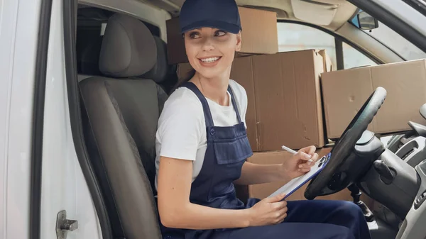 Cheerful Delivery Woman Uniform Writing Clipboard Carton Boxes Car — Stock Photo, Image