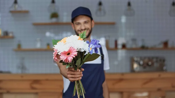 Flores Mano Repartidor Borroso Hombre Casa —  Fotos de Stock