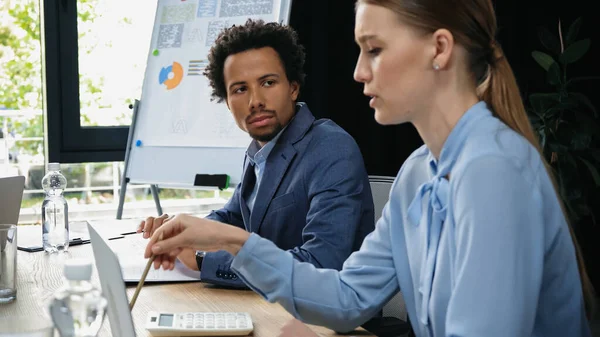 Empresario Afroamericano Mirando Colega Sosteniendo Lápiz Durante Reunión — Foto de Stock