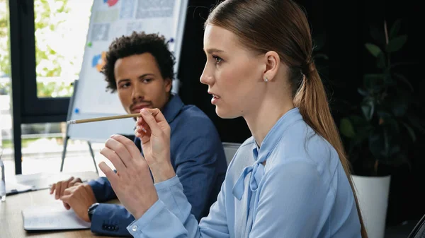 Young Businesswoman Pointing Pencil While Sitting African American Colleague — Stock Photo, Image