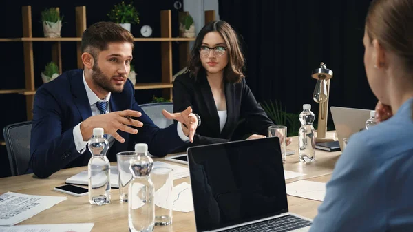 Joven Empresario Gesticulando Durante Discusión Con Sus Colegas Sala Reuniones — Foto de Stock