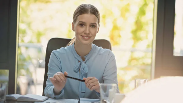 Junge Geschäftsfrau Hält Stift Der Hand Während Sie Büro Die — Stockfoto