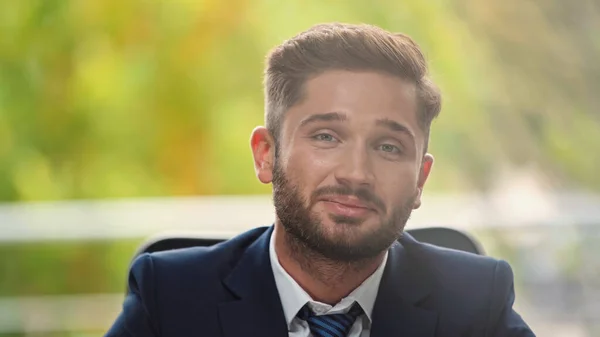 Jovem Empresário Desgaste Formal Sorrindo Para Câmera Escritório — Fotografia de Stock